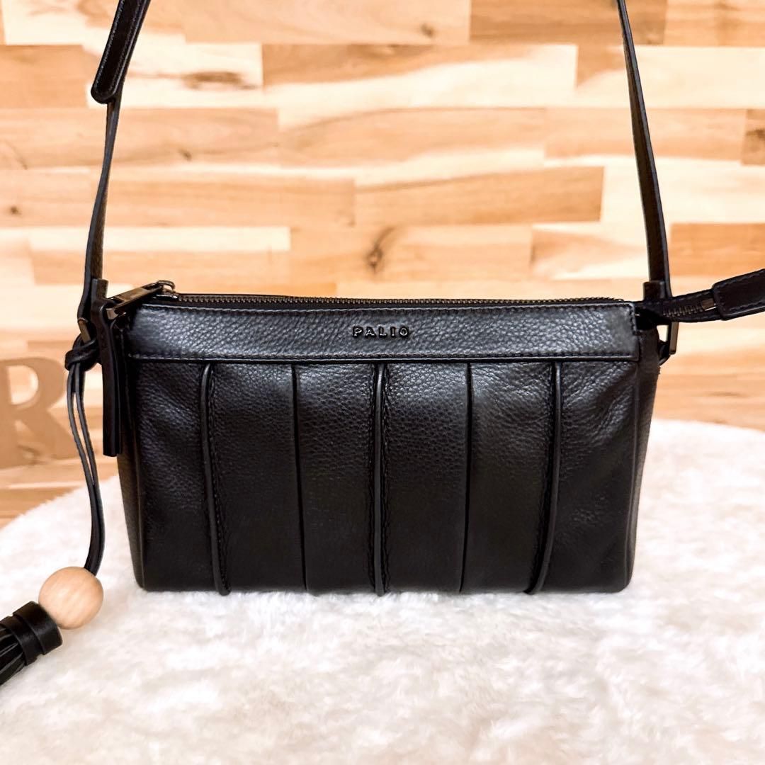 パリオ 本革イタリアンレザー ショルダーバッグ タッセル チャーム黒×ベージュ 斜めがけクロスボディ ブラック チャーム