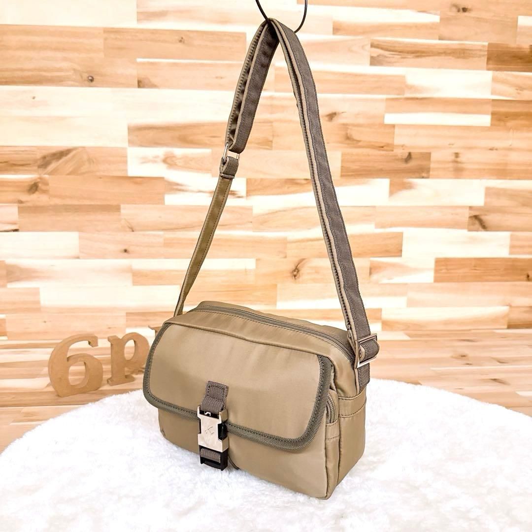  キタムラ メタル バックル スクエア ナイロン ショルダーバッグ カーキ×銀 斜めがけクロスボディ 上品きれいめ ショルダーバッグ ショルダーバッグ