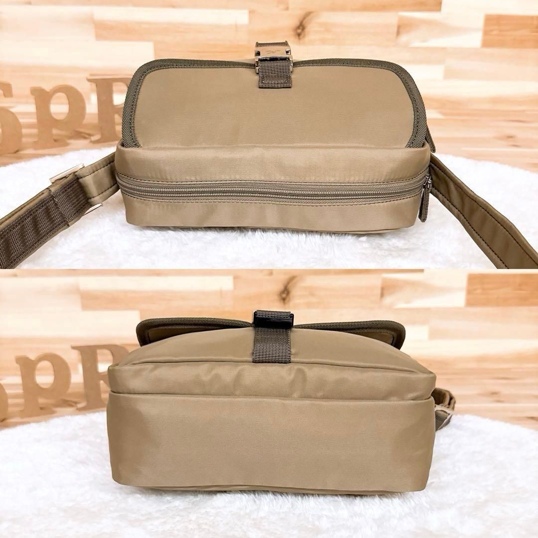 カーキ×銀 斜めがけクロスボディ