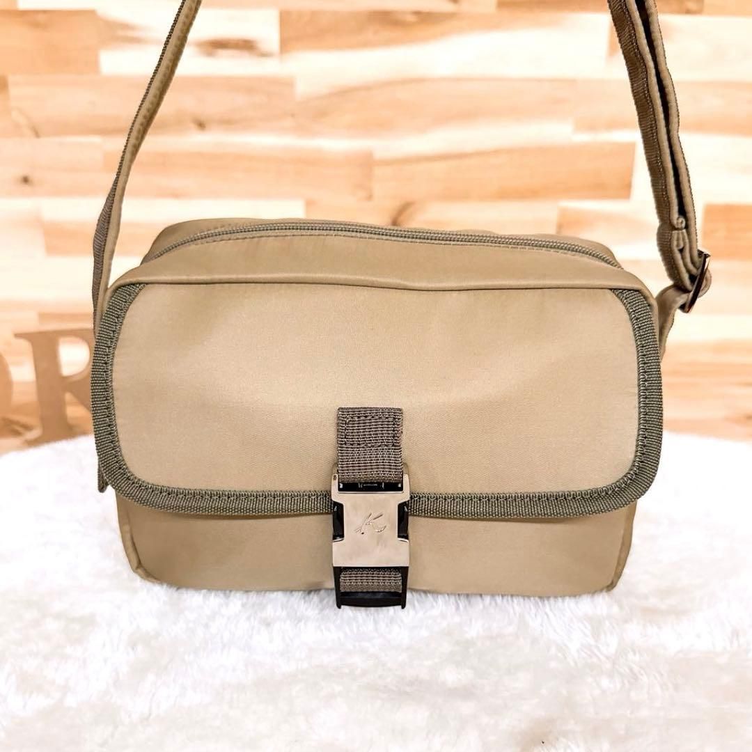 キタムラ メタル バックル スクエア ナイロン ショルダーバッグ カーキ×銀 斜めがけクロスボディ 上品きれいめ