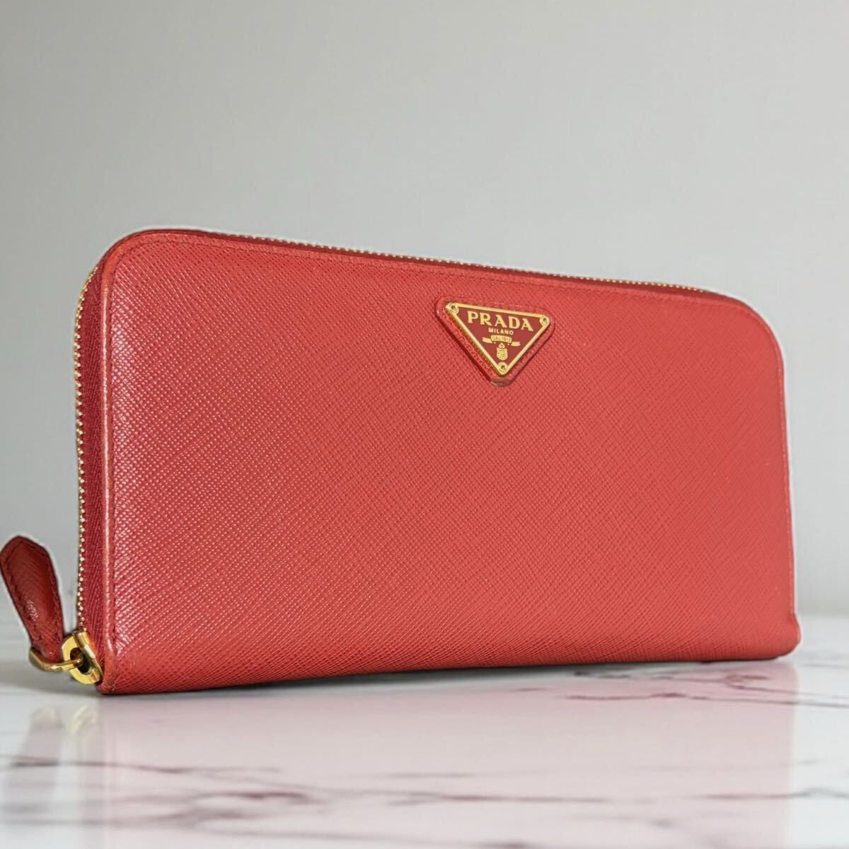 q73 プラダ 長財布 サフィアーノ 三角ロゴ トライアングル PRADA ラウンドファスナー ラウンドジップ レッド 赤