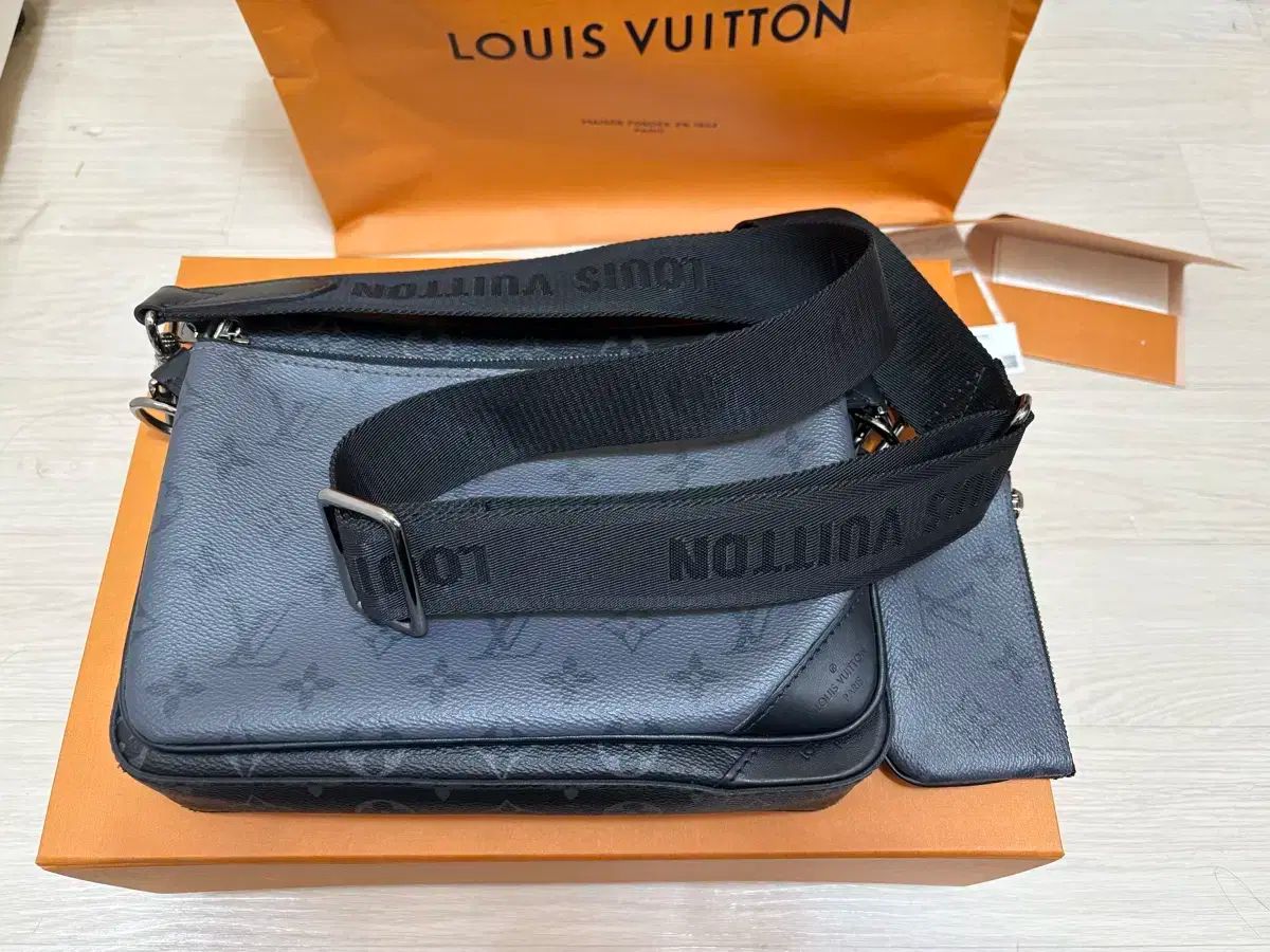 ルイヴィトン トリプル メッセンジャーバッグ