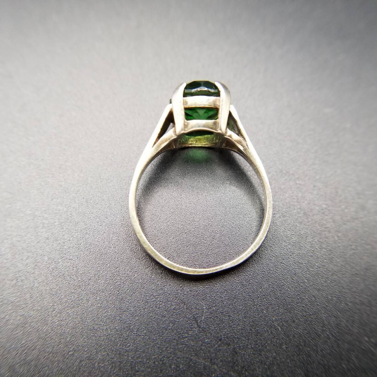 緑色オーバル型シルバーリング 緑色オーバル型シルバーリング fit=scale-down,w=1200