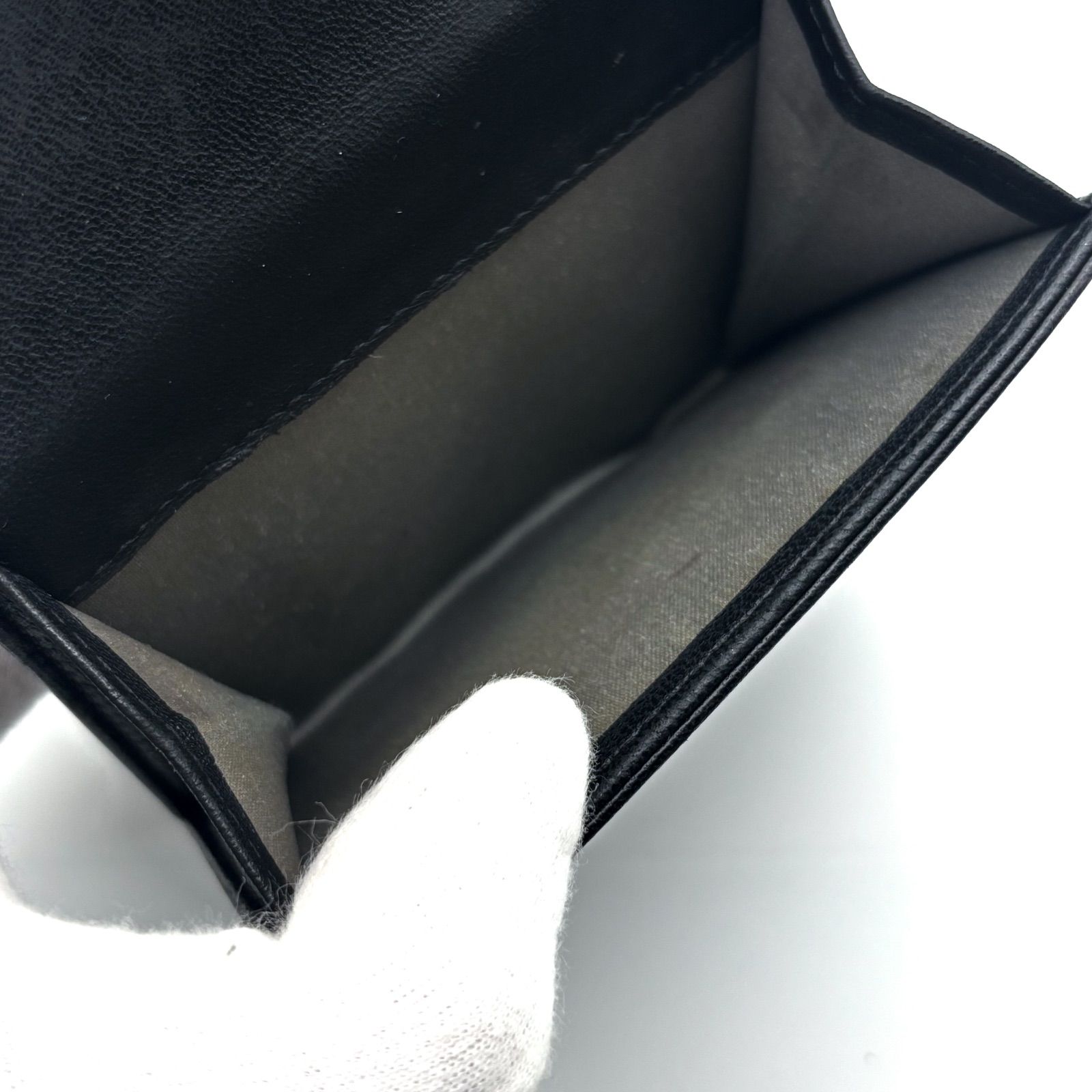 【美品✨】シャネル 財布 カメリア 型押し Wホック　二つ折 美品✨】シャネル 財布 カメリア 型押し Wホック 二つ折 - メルカリ