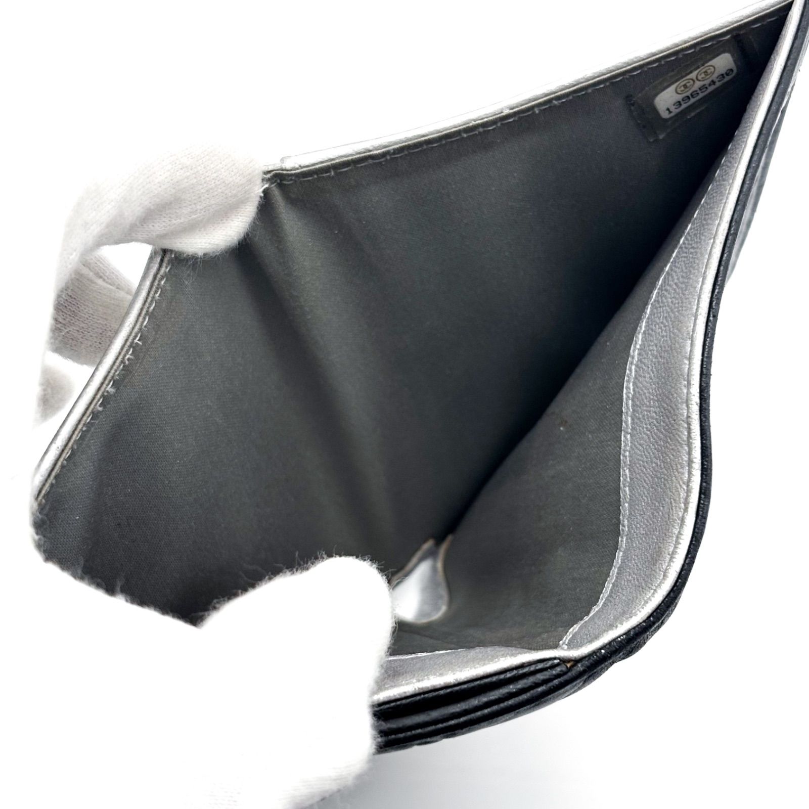 【美品✨】シャネル 財布 カメリア 型押し Wホック　二つ折 美品✨】シャネル 財布 カメリア 型押し Wホック 二つ折 - メルカリ