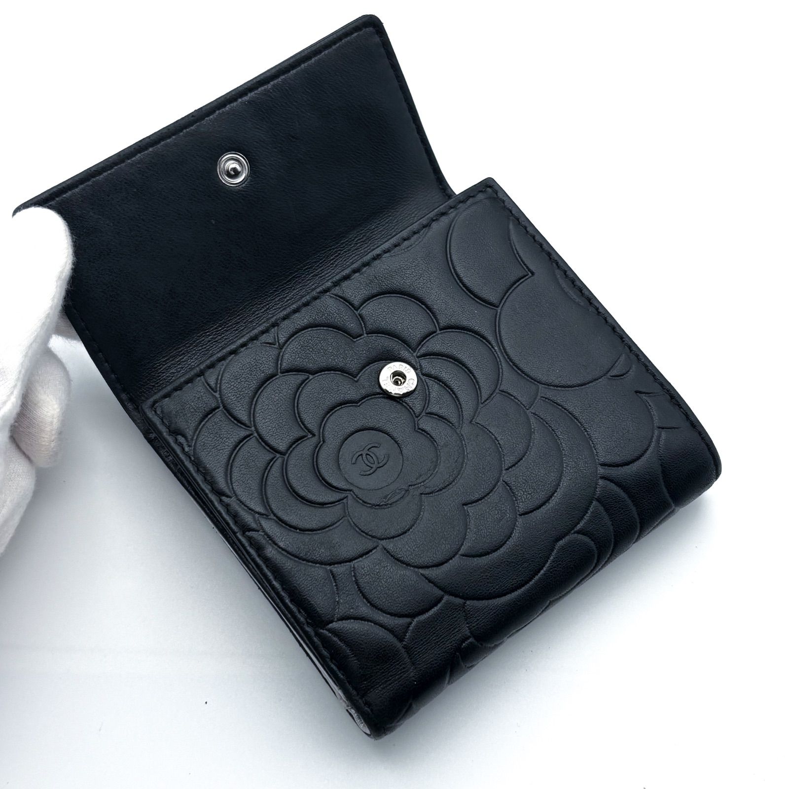 【美品✨】シャネル 財布 カメリア 型押し Wホック　二つ折 美品✨】シャネル 財布 カメリア 型押し Wホック 二つ折 - メルカリ
