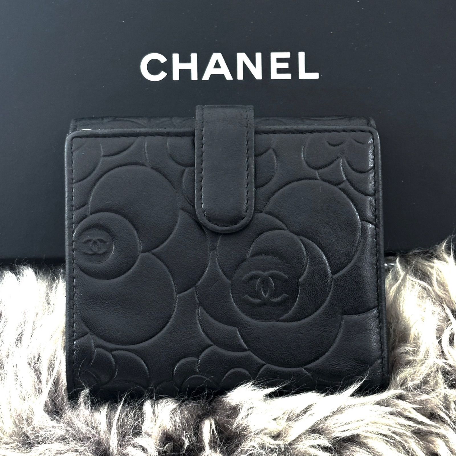 【美品✨】シャネル 財布 カメリア 型押し Wホック　二つ折 美品✨】シャネル 財布 カメリア 型押し Wホック 二つ折 - メルカリ