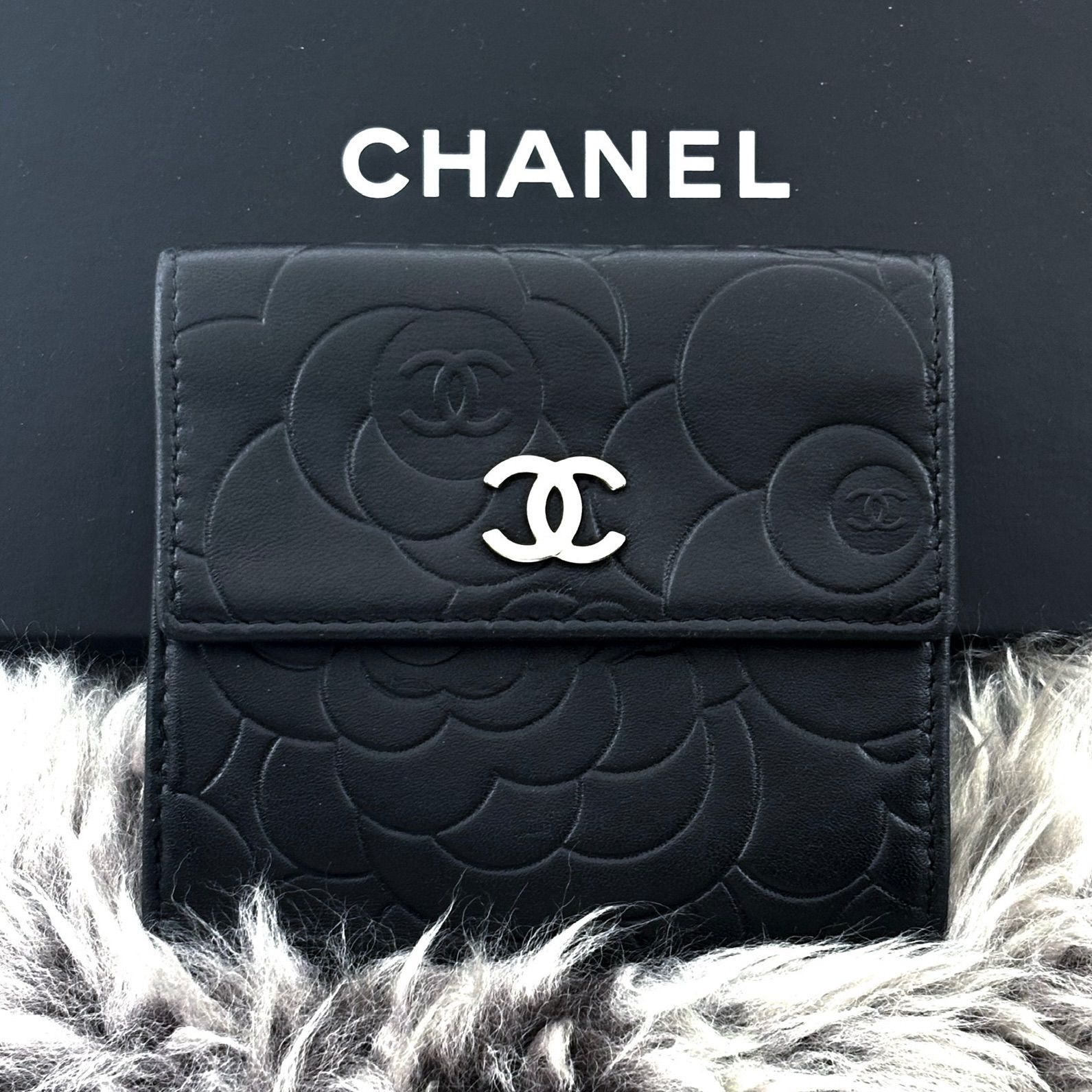 【美品✨】シャネル 財布 カメリア 型押し Wホック　二つ折 美品✨】シャネル 財布 カメリア 型押し Wホック 二つ折 - メルカリ