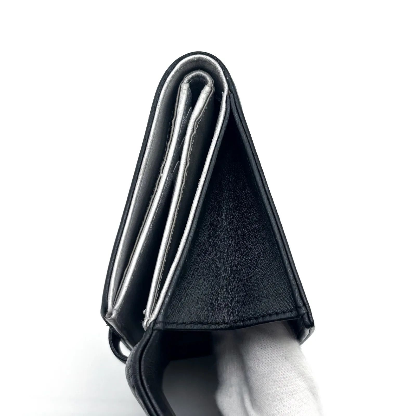 美品✨】シャネル 財布 カメリア 型押し Wホック 二つ折 - メルカリ