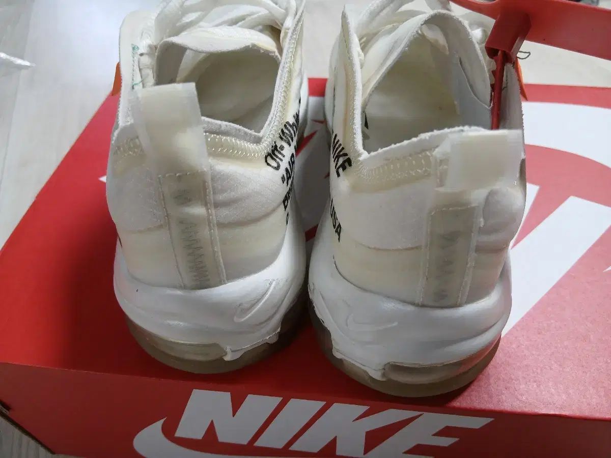 オフホワイト 白