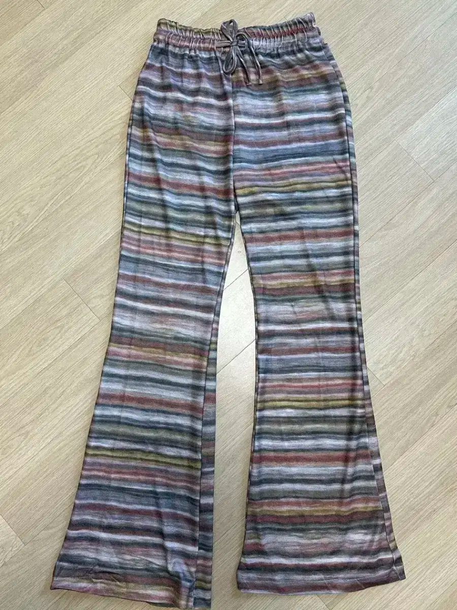 ブーツカット ズボン