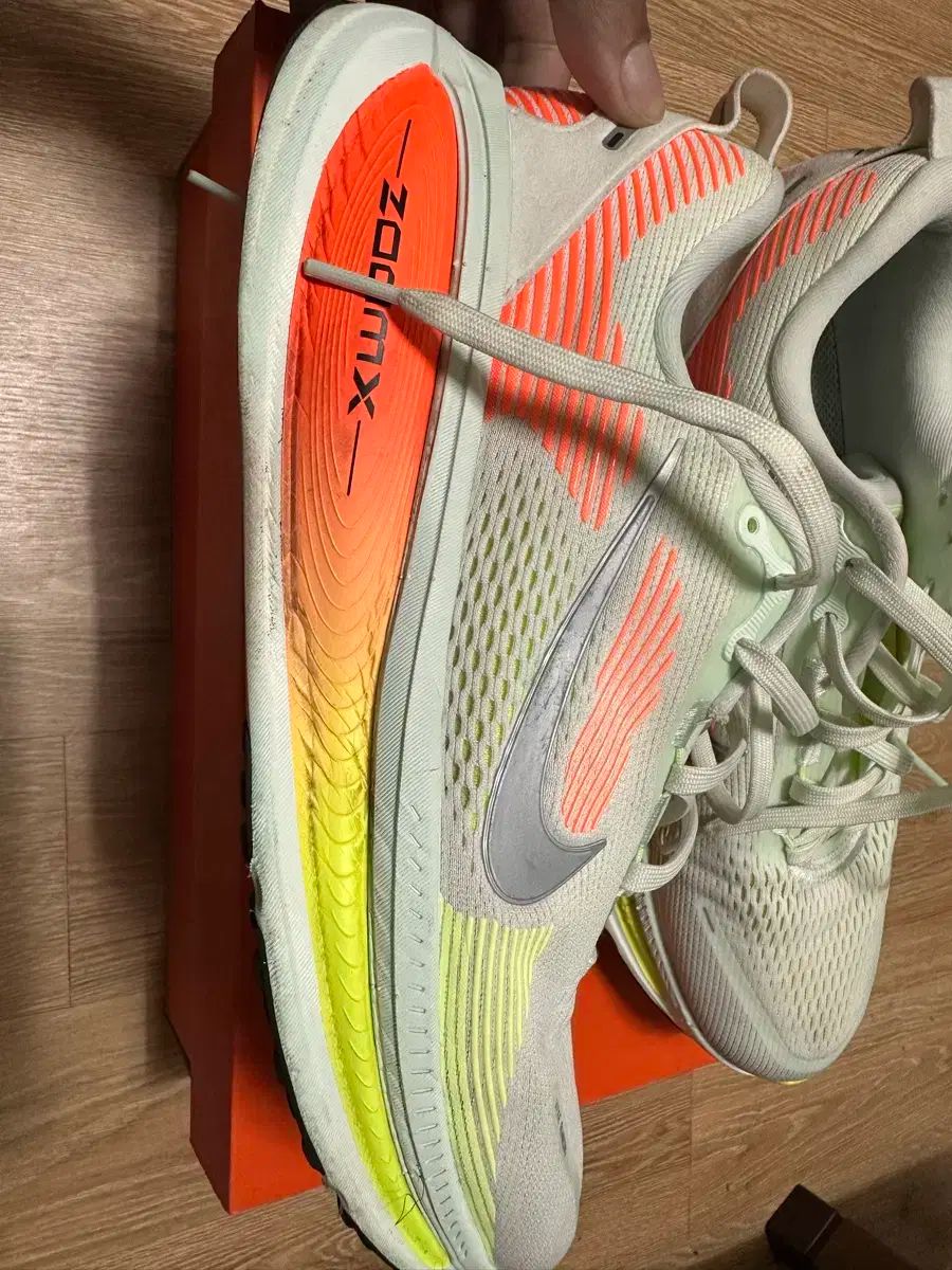 280 ボメロ 18 ランニングシューズ