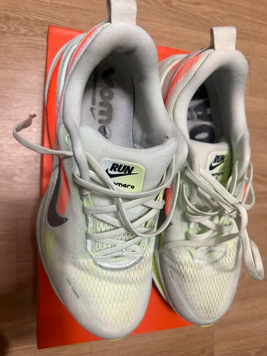 280 ボメロ 18 ランニングシューズ