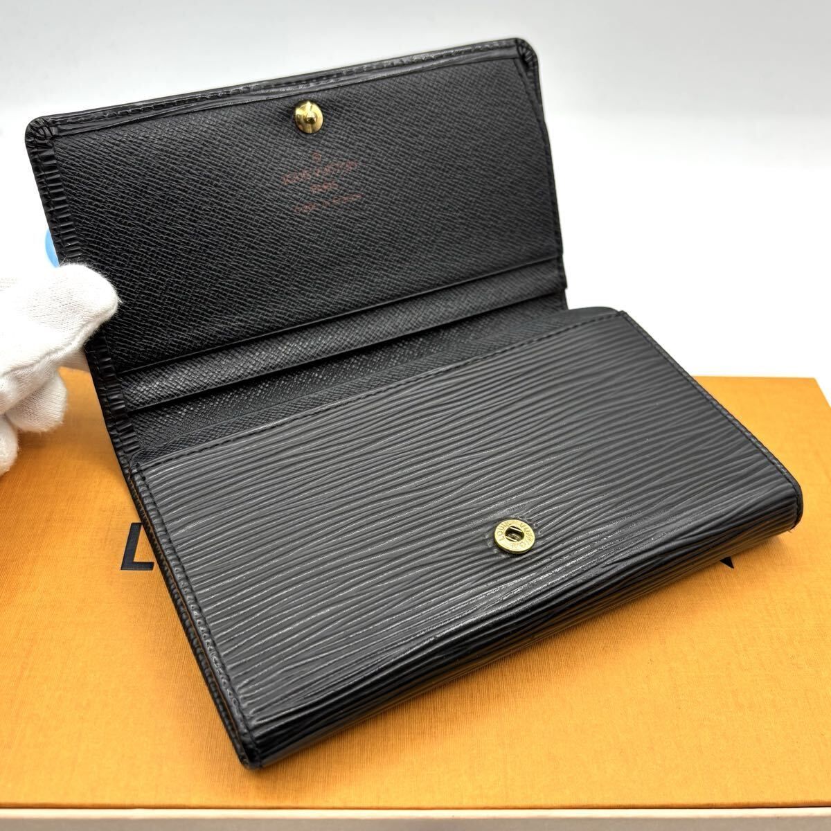 r36 ポルトモネビエトレゾール エピ ノワール 二つ折り財布 ルイヴィトン ブラック Louis Vuitton