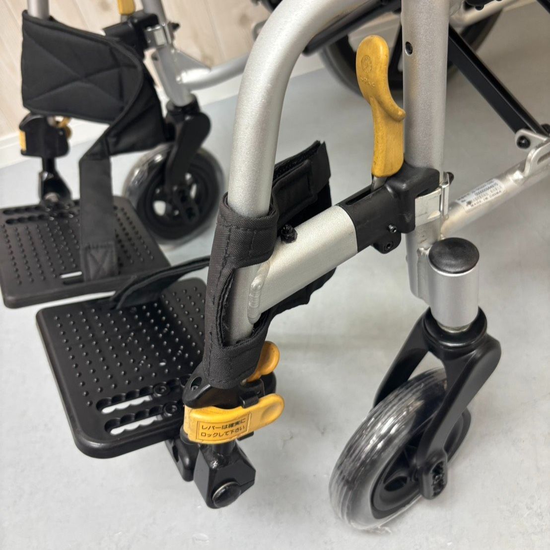 アジャスト 介助式車椅子