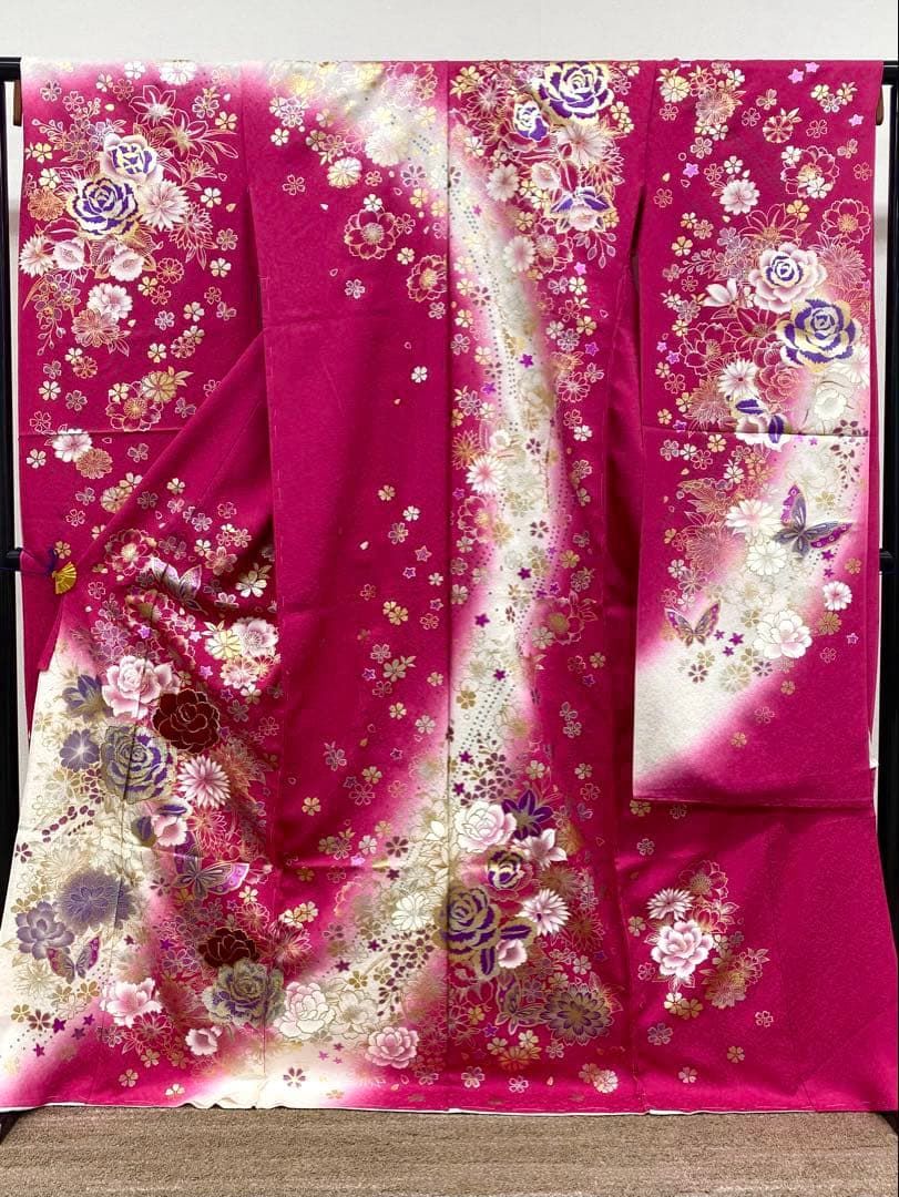 ✳︎プロフ必読✳︎　振袖　正絹　赤✖️白　花文様　美品　おしゃれ　ラメ ✳︎プロフ必読✳︎ 振袖 正絹 赤✖️白 花文様 美品 おしゃれ ラメ ✳︎