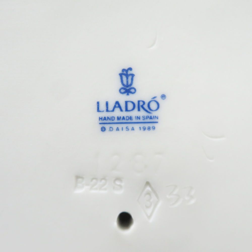 1287 花を摘む少女