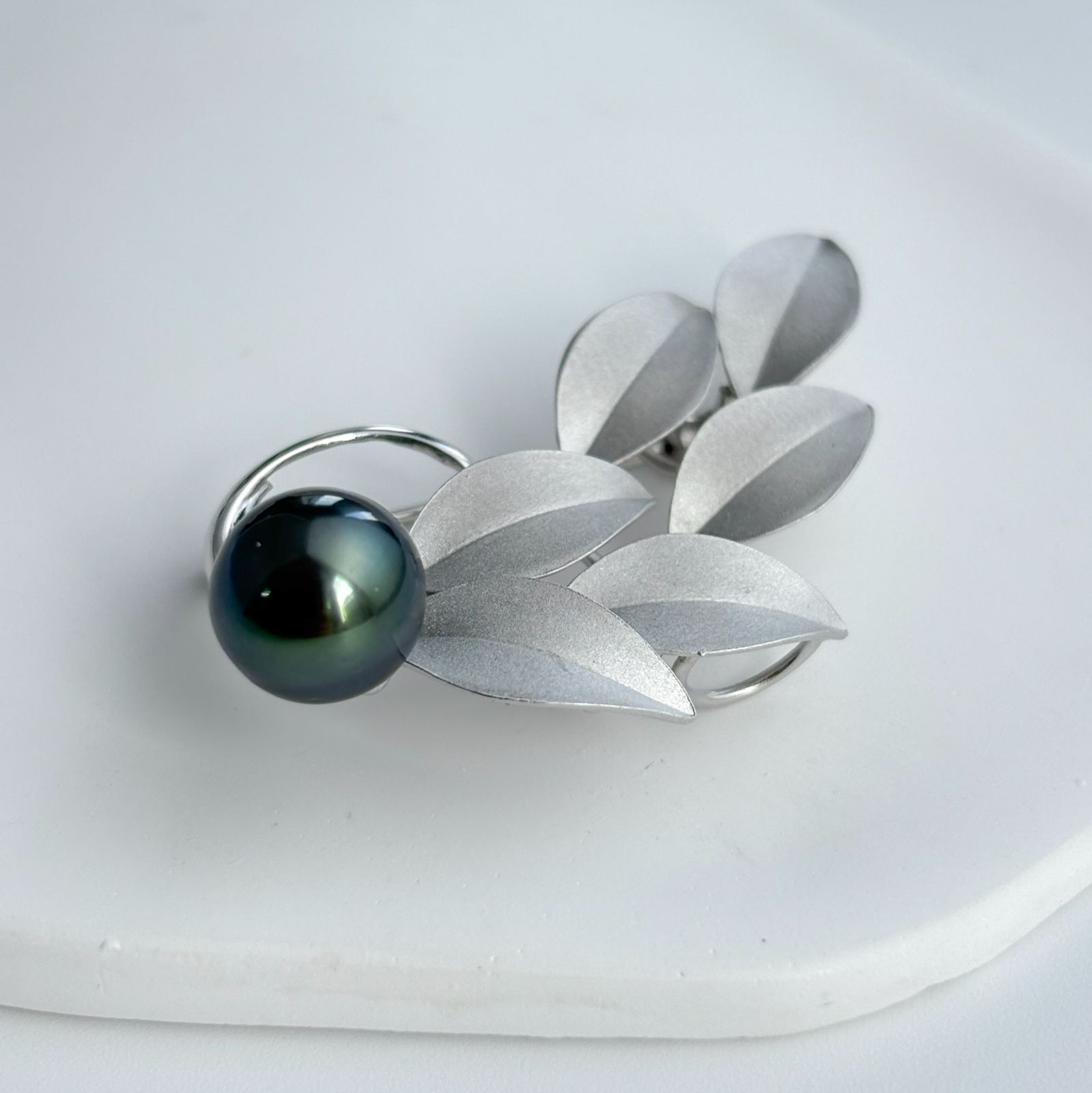南洋黒蝶真珠 9 mm テリ抜群 ブローチ シルバー 葉っぱ