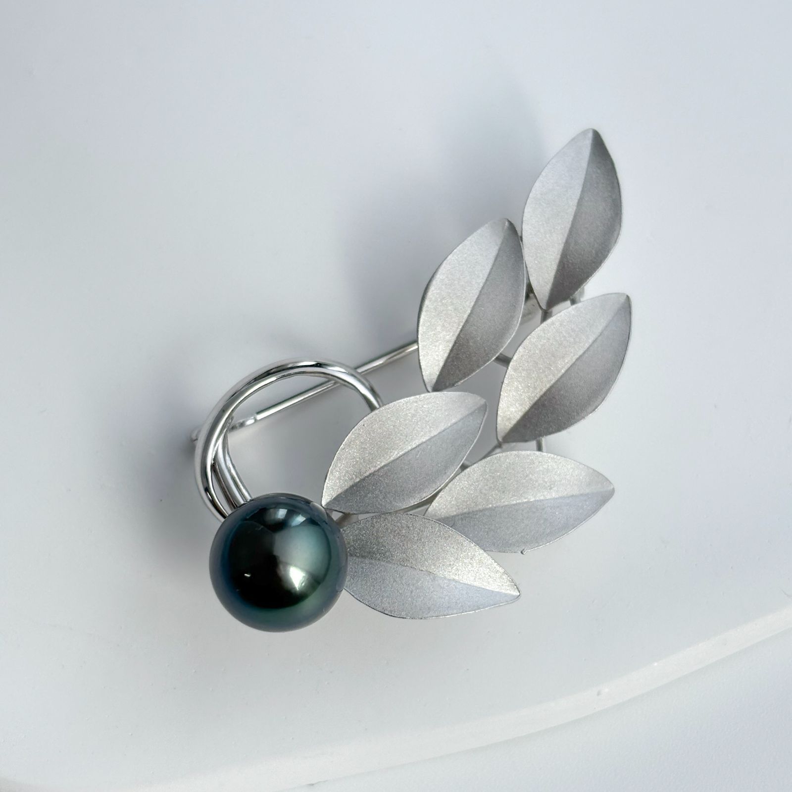 南洋黒蝶真珠 9mm テリ抜群 ブローチ シルバー 葉っぱ