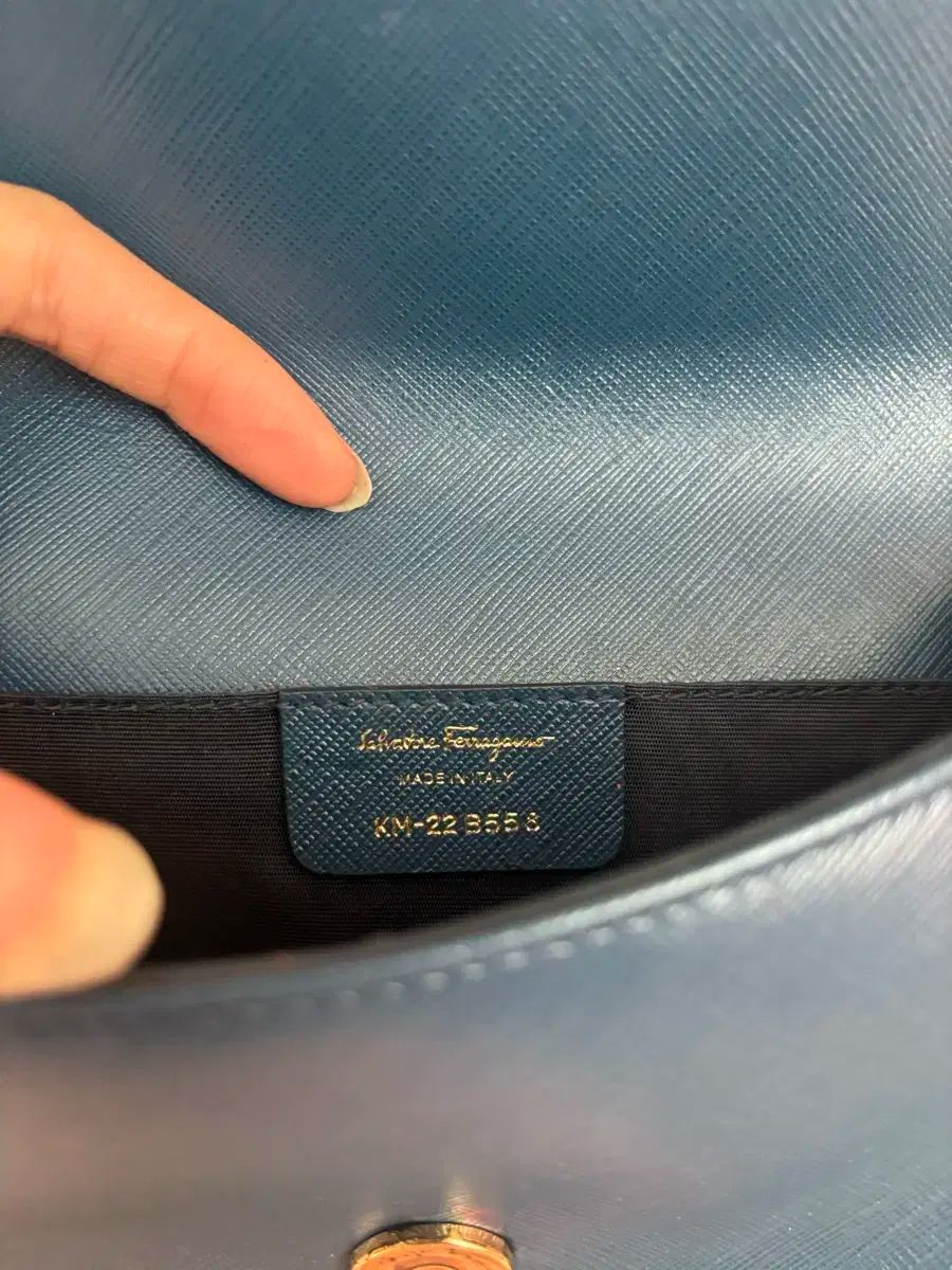 人気商品など多数勢揃い！ FERRAGAMO フェラガモ ヴァラ チェーン クロスバック ブルー ショルダーバッグ ブランド品