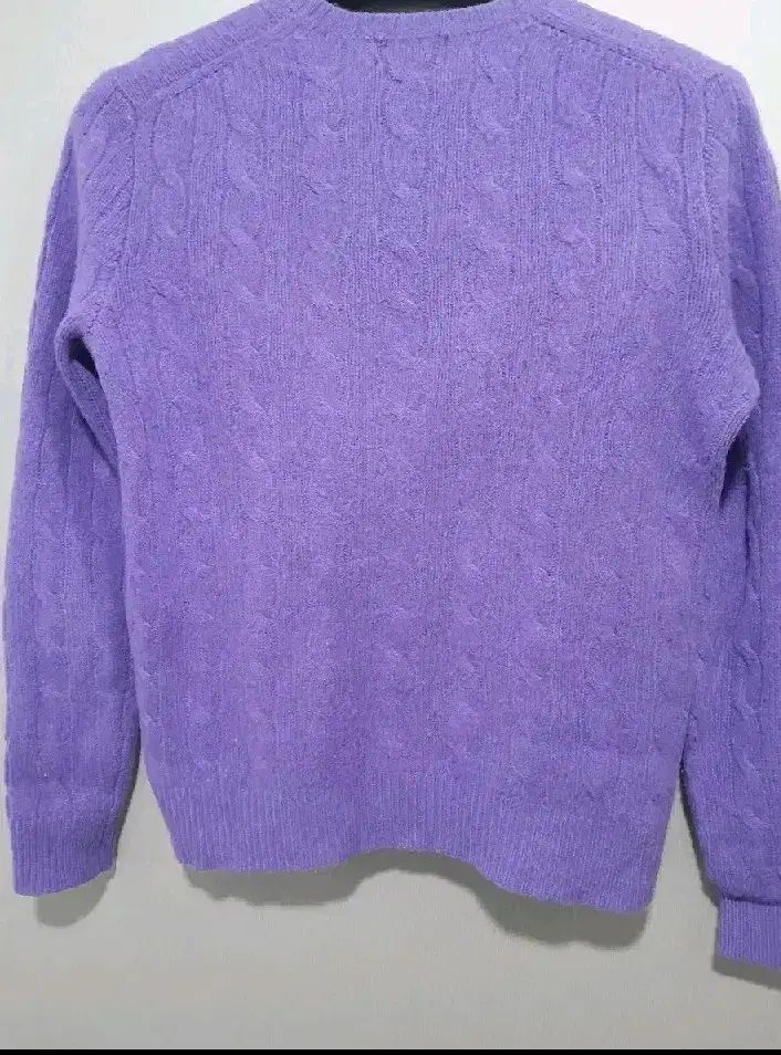 ケーブル編みニット