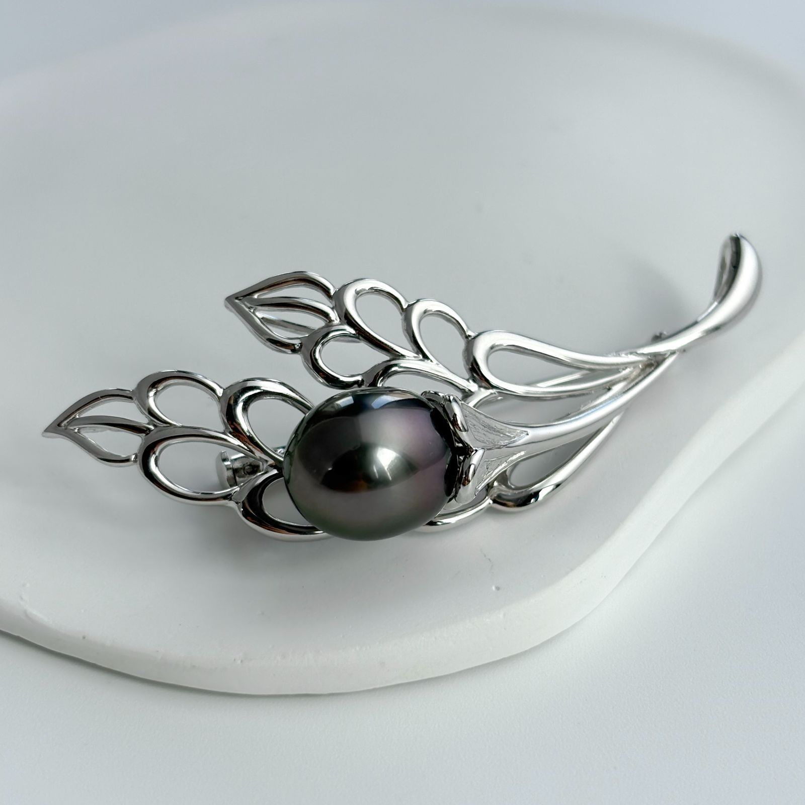 南洋黒蝶真珠 11 mm テリ抜群 ブローチ シルバー 葉っぱ