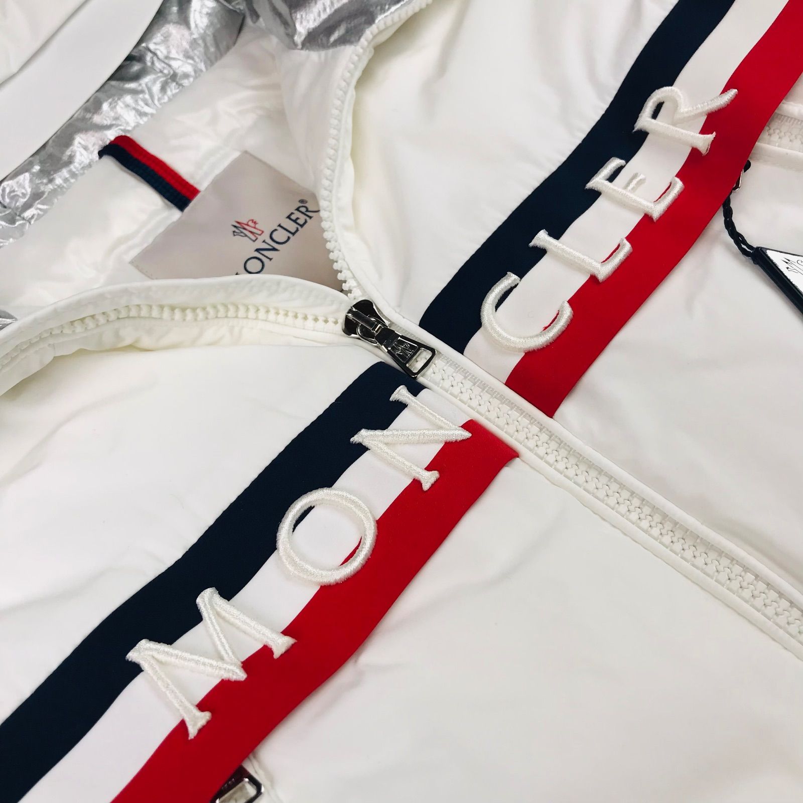 MONCLER モンクレール ボーイズ ブランドロゴ刺繍 フード付き ダブルジップ ダウンコート 10 A 140㎝ チルドレン キッズダウンジャケット 秋冬物 カジュアル ブランド アウター ホワイト