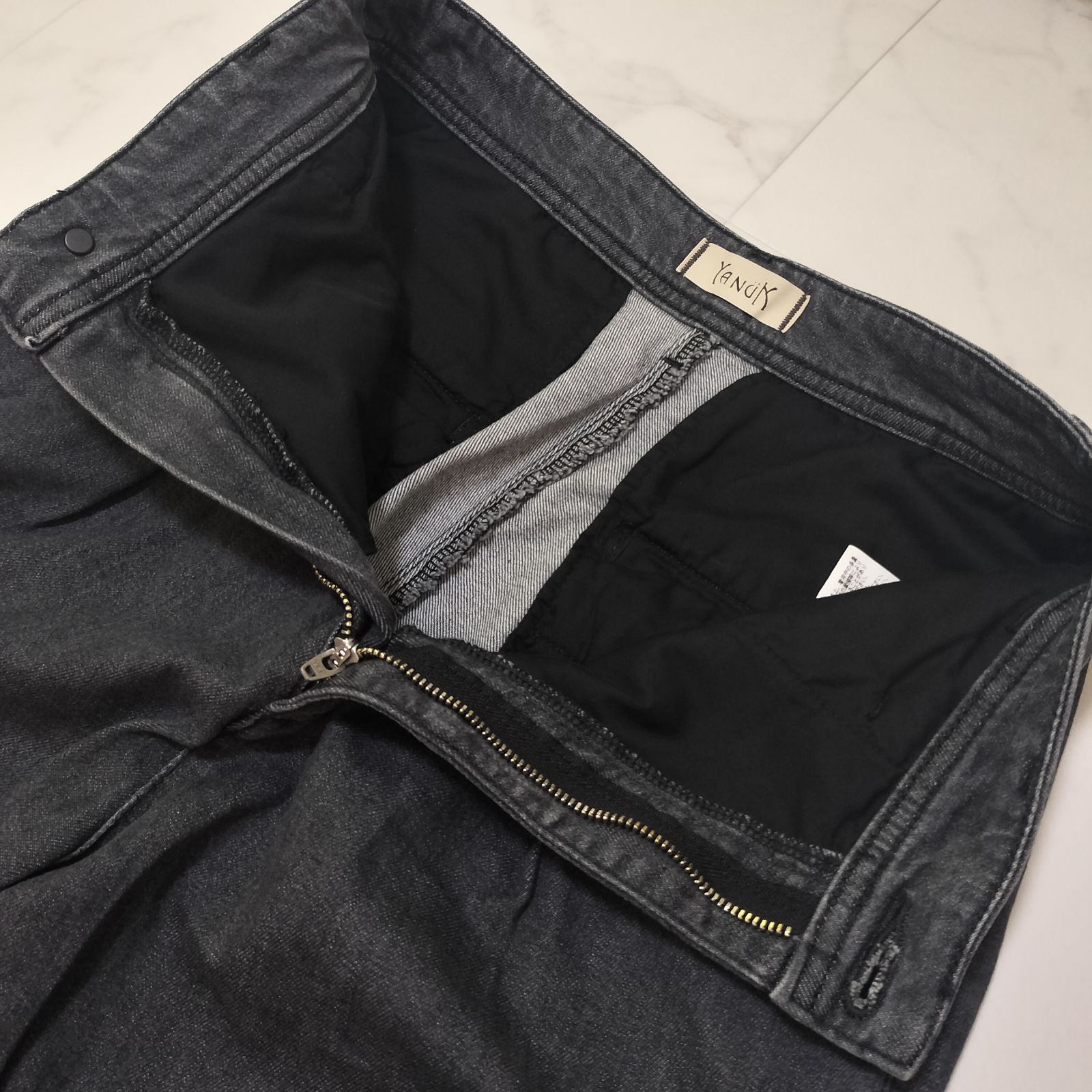 ヤヌーク タックデニムパンツ