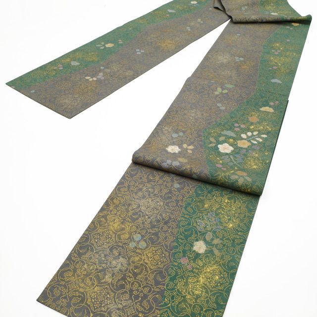 本場牛首紬 袋帯 リサイクル 石川県指定無形文化財 白山工房 全通 手織り 緑 グレー 染め分け地 絞り 草花柄 金彩加工 葡萄唐草 上品 上質 カジュアル 牛首紬 春 秋 冬 仕立て上がり みやがわ sb 54699