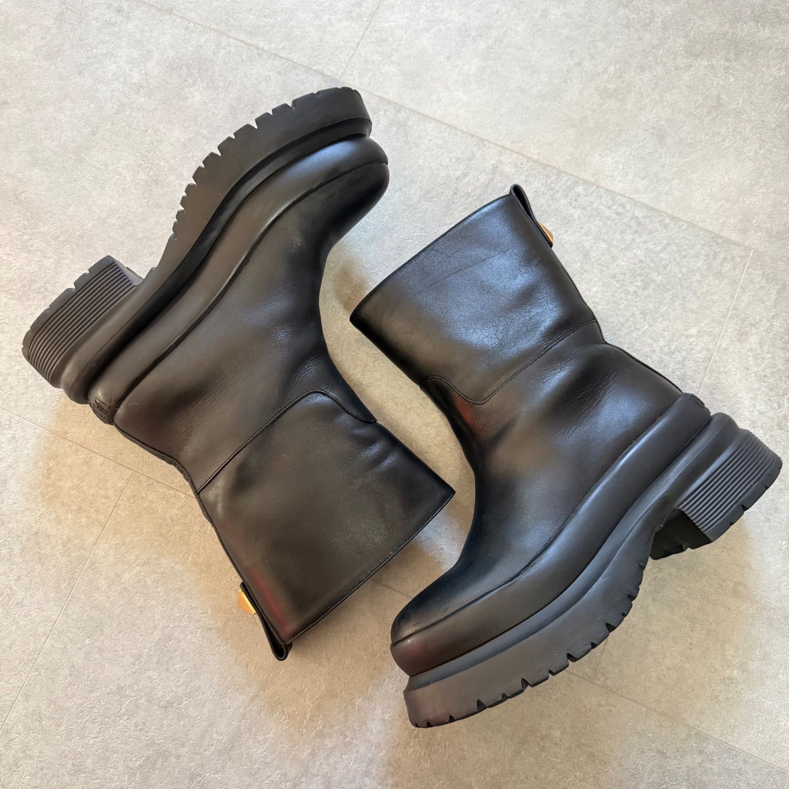 美品 VALENTINO GARAVANI ヴァレンティノガラヴァーニ ワンスタッズ