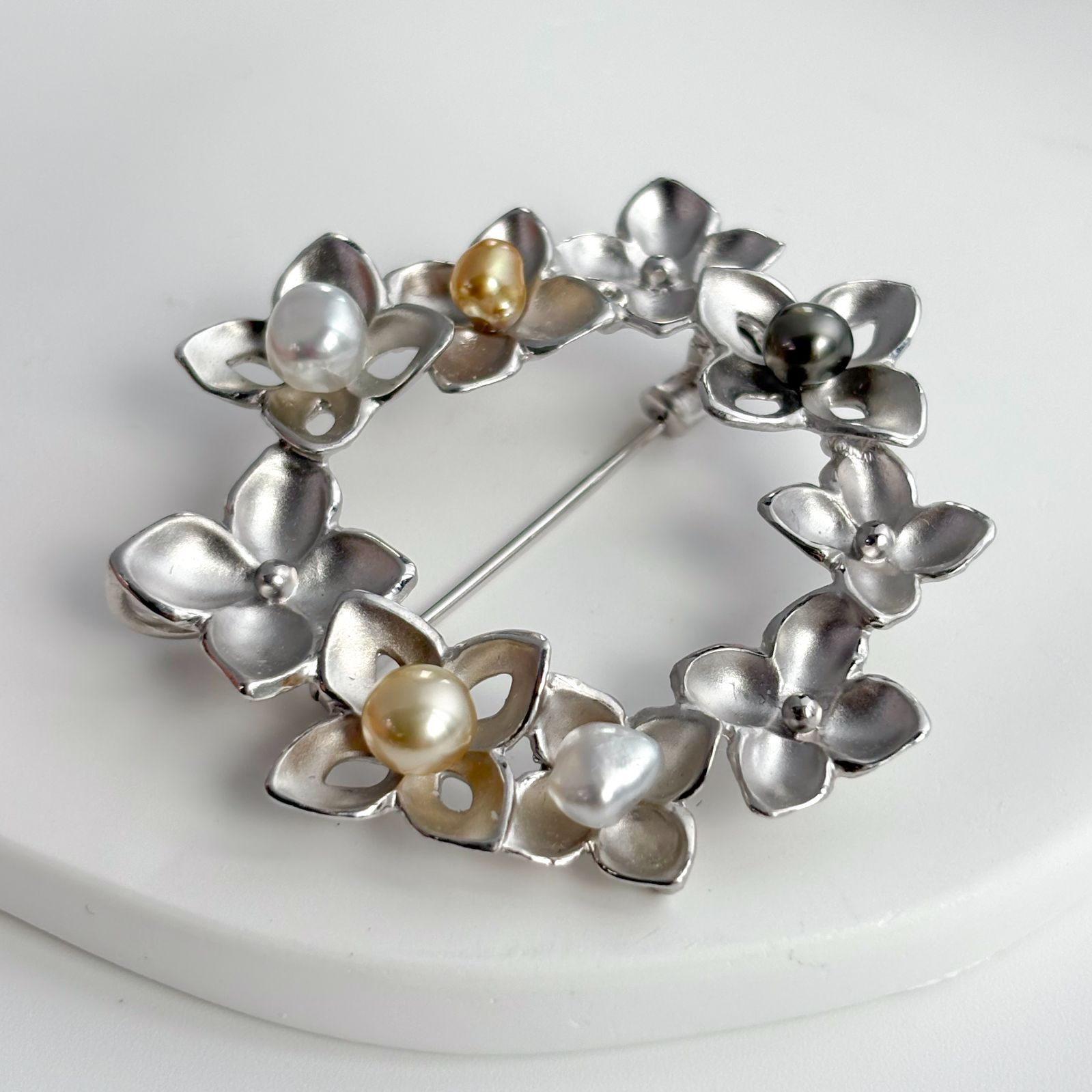 南洋白黒金ケシ真珠 4-5 mm ブローチ シルバー お花 リース
