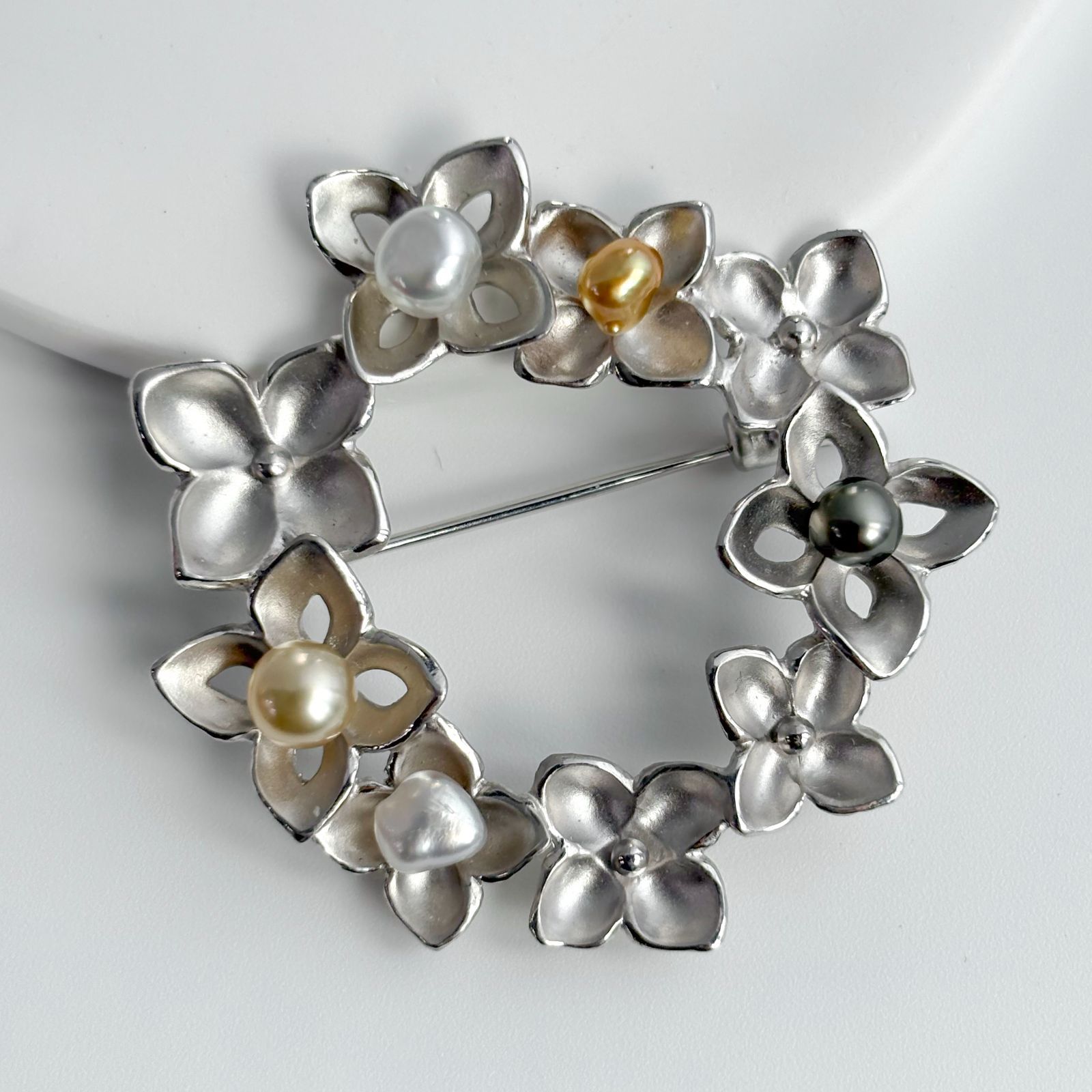 南洋白黒金ケシ真珠 4-5mm ブローチ シルバー お花 リース