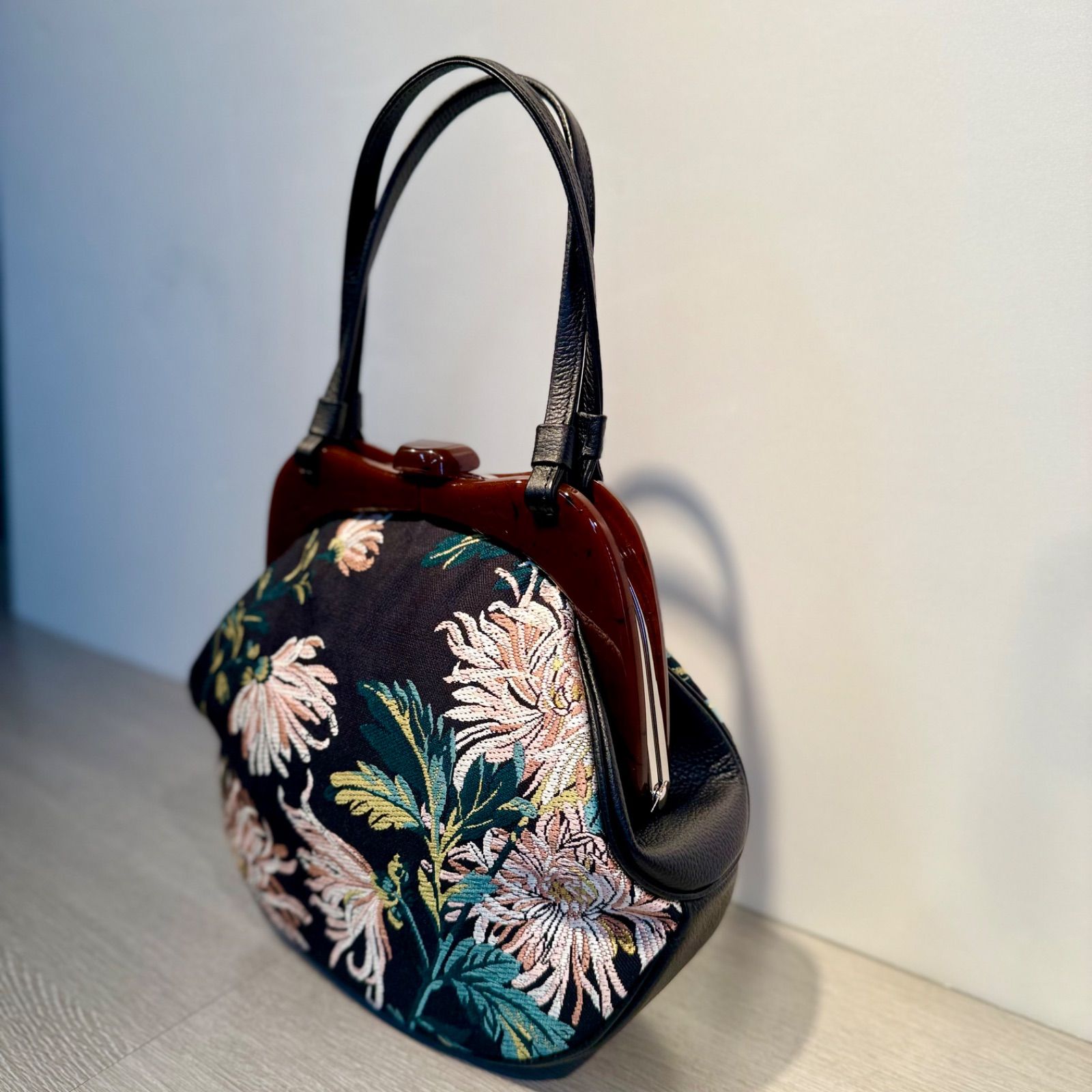  京都帯屋さん 正絹 べっ甲くし形 本皮取手バック 線菊 黒 ハンドバッグ バッグ