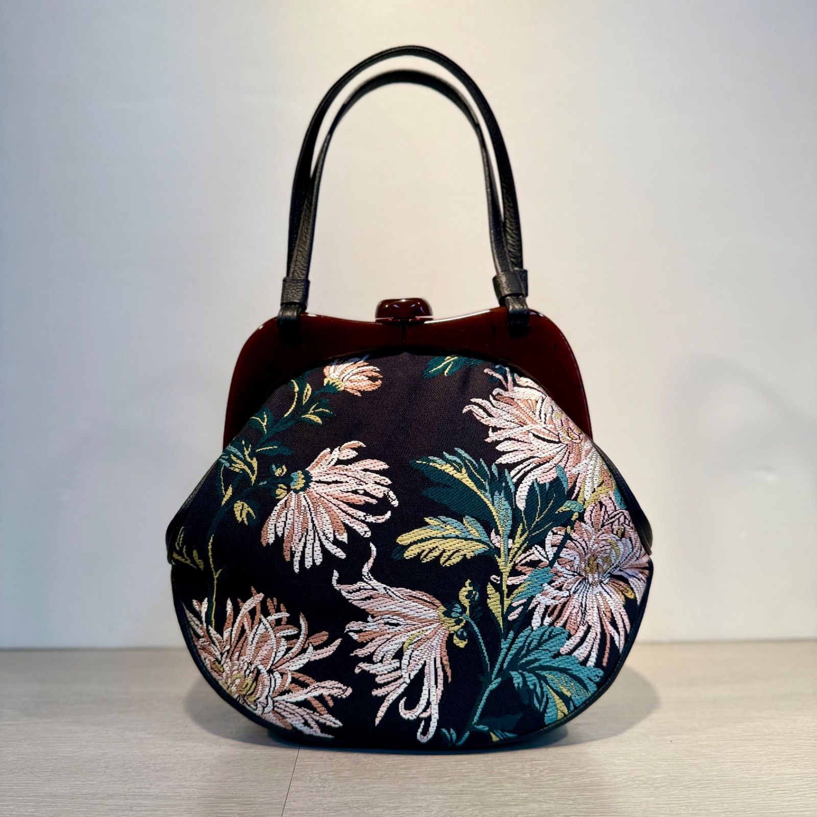 京都帯屋さん 正絹 べっ甲くし形 本皮取手バック 線菊 黒