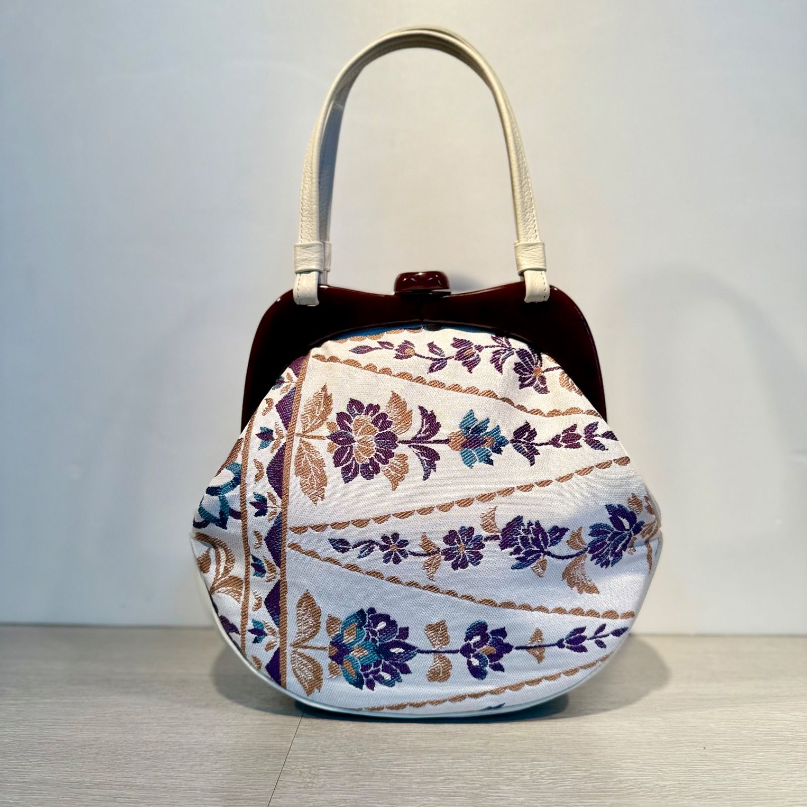 京都帯屋さん 正絹 べっ甲くし形 本皮取手バック 唐草 白