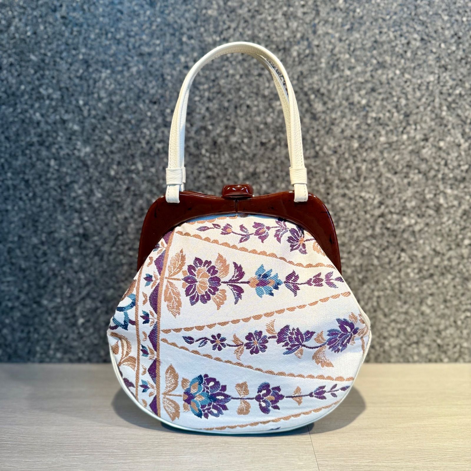 京都帯屋さん 正絹 べっ甲くし形 本皮取手バック 唐草 白