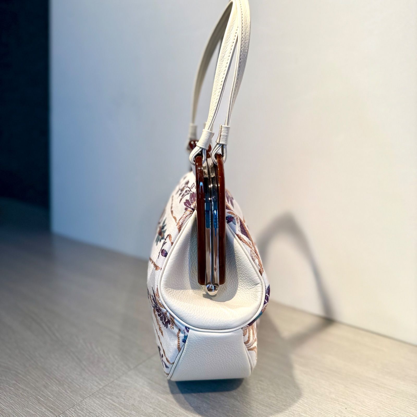  京都帯屋さん 正絹 べっ甲くし形 本皮取手バック 唐草 白 ハンドバッグ バッグ