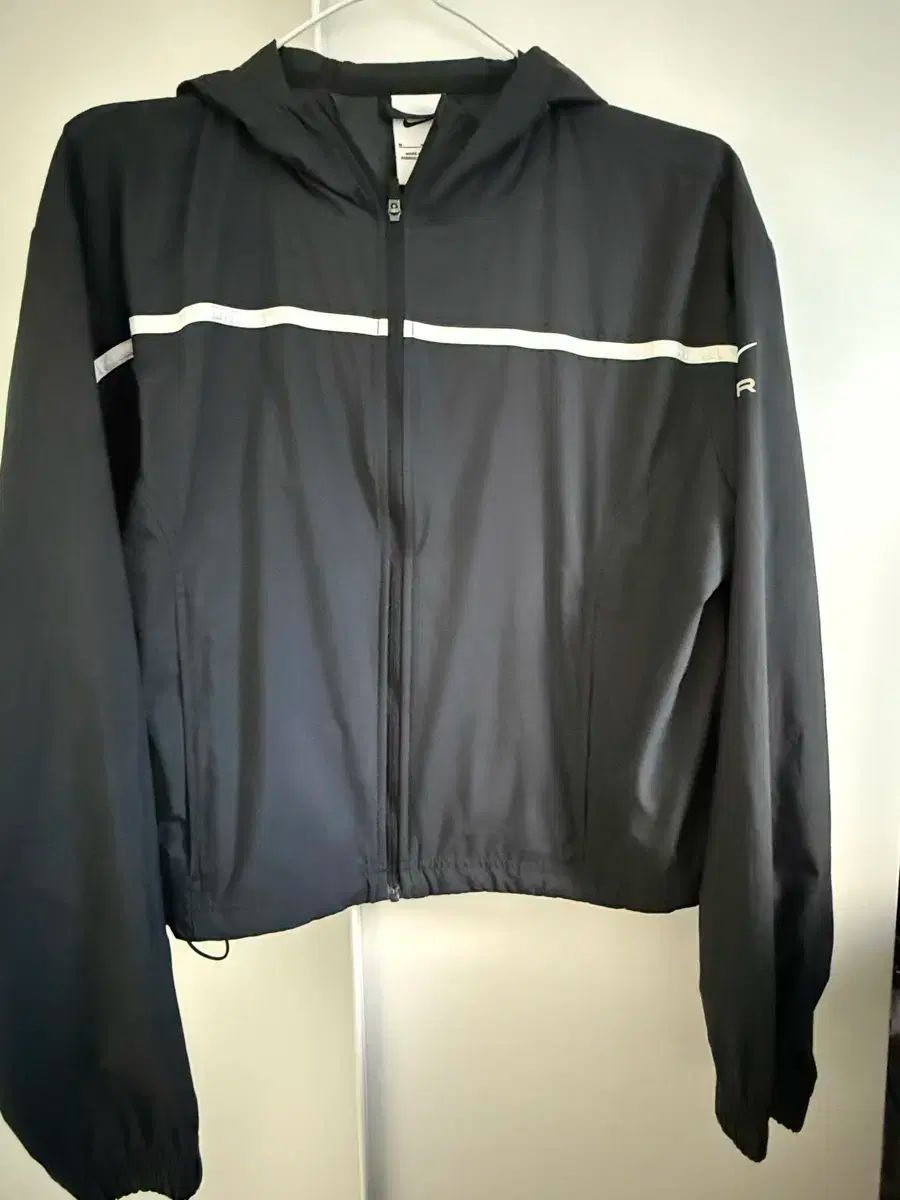 ナイキ レディース クロップド ウィンドブレーカー