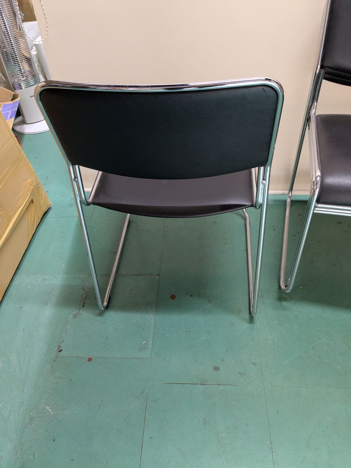 中古】大阪引取限定 スタッキングチェア 黒 合成皮革 スチールフレーム