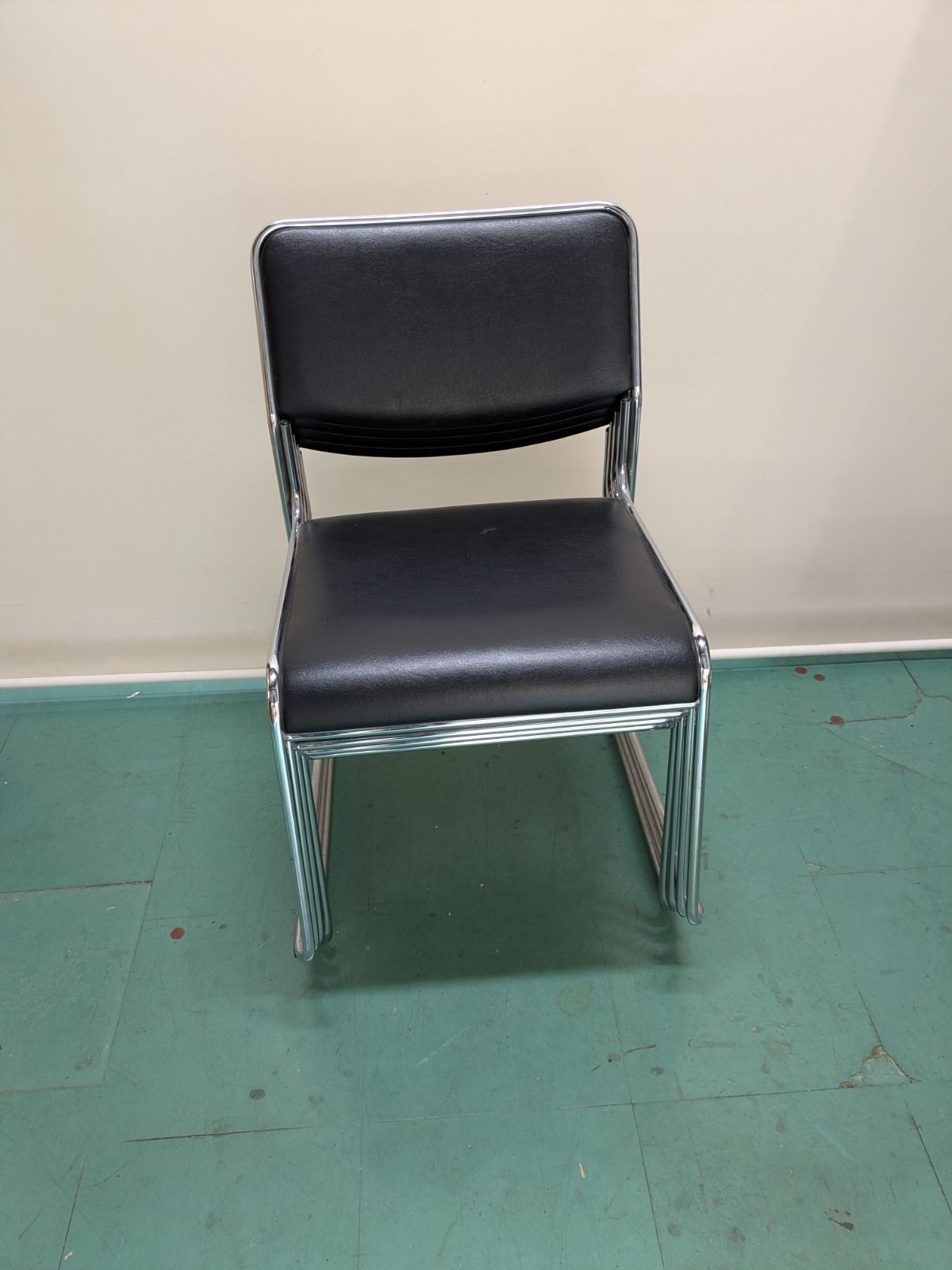 ［未使用.傷あり]黒い合成皮革スタッキングチェア③ 中古】大阪引取限定 スタッキングチェア 黒 合成皮革 スチールフレーム