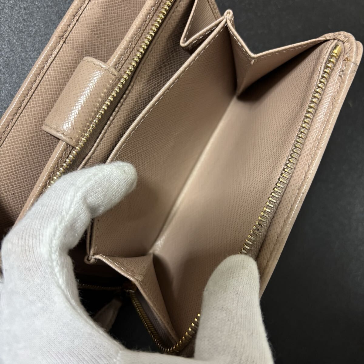 【Mmm】PRADA サフィアーノ レザー 二つ折り財布 ベージュ s24 プラダ ピンク ベージュ サフィアーノ レザー PRADA 2つ 二つ 折り