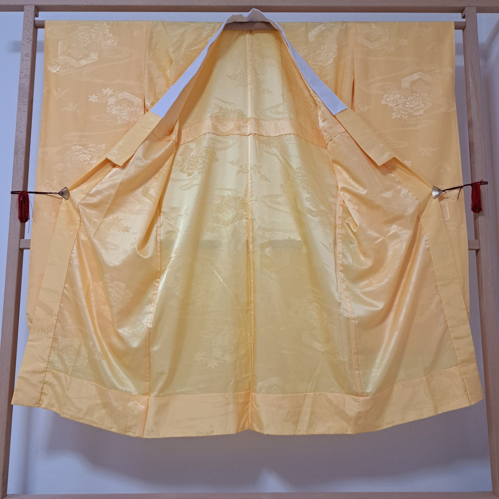  振袖用長襦袢 裄68.5 身丈138 袖113 なサイズ 身幅5 L～6 L相当 化繊 無双袖 イエロー系地に流水と菊や牡丹の地紋の長襦袢 も14 S 04 l 2514 長襦袢 長襦袢 半襦袢