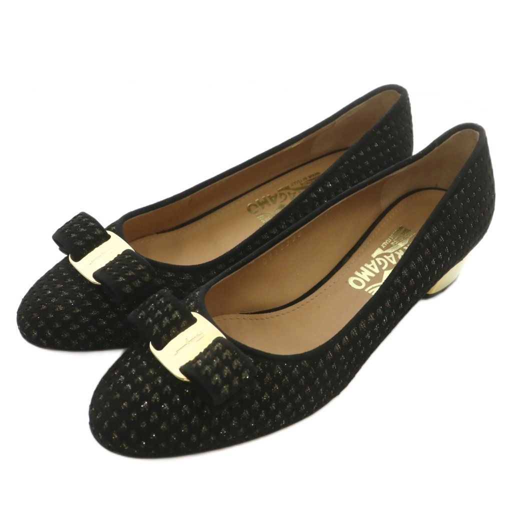 サルヴァトーレフェラガモ Salvatore Ferragamo ヴァラリボン パンプス スエード ラウンドトゥ ローヒール 千鳥格子柄 カットワーク ゴールド金具 7 5 24 cm 黒 ブラック XZ GY 40