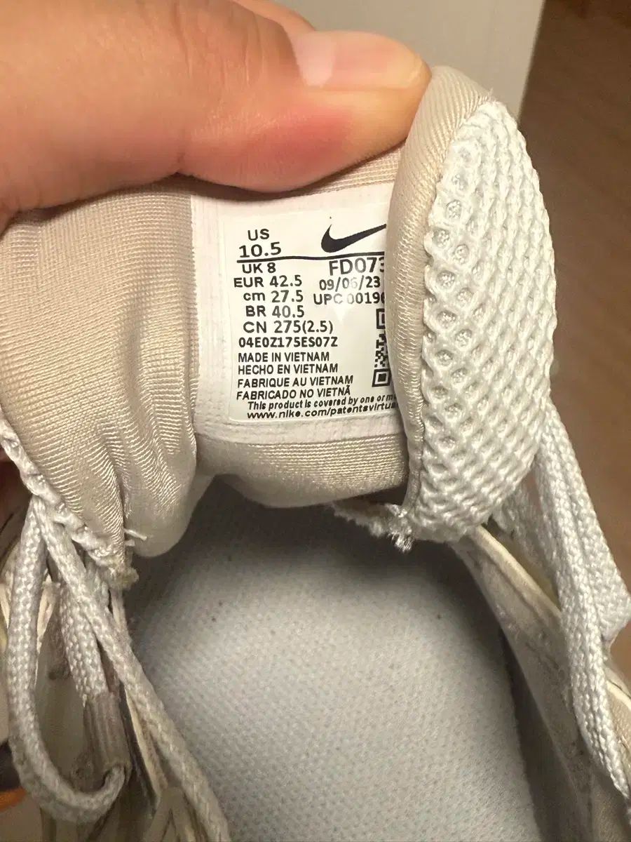 ナイキ V2K RUN FD0736 275mm