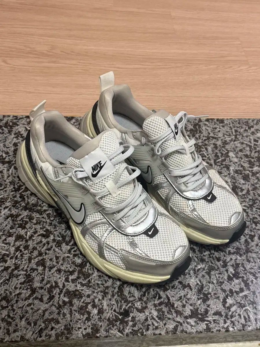 ナイキ V2K RUN FD0736 275mm