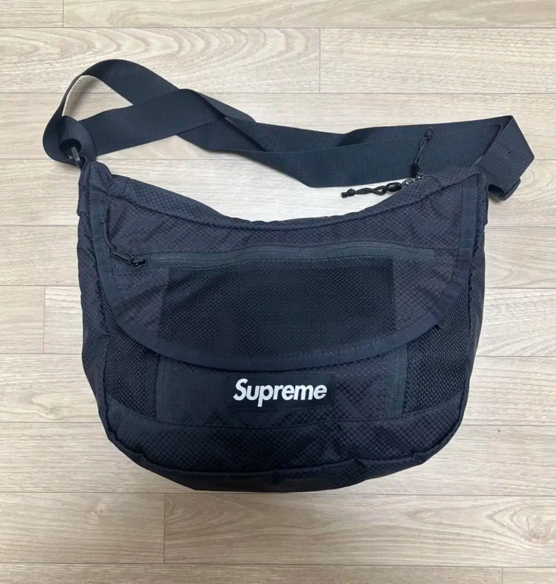 完売品　22ss Supreme メッセンジャーバッグ ブラック Supreme 22SS メッセンジャーバッグ / ブラック Supreme(シュプリーム