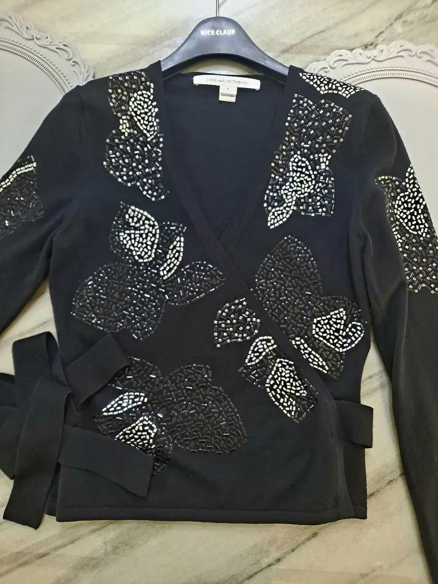 ダイアンドボーンファステンバーグ ブラック ビーズ ラップ カーディガン