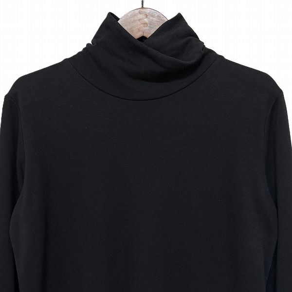 黒 ハイネック