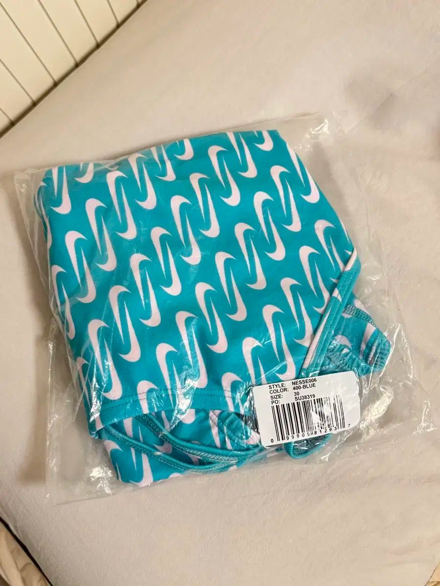 ナイキ スウッシュリング カットアウト 30