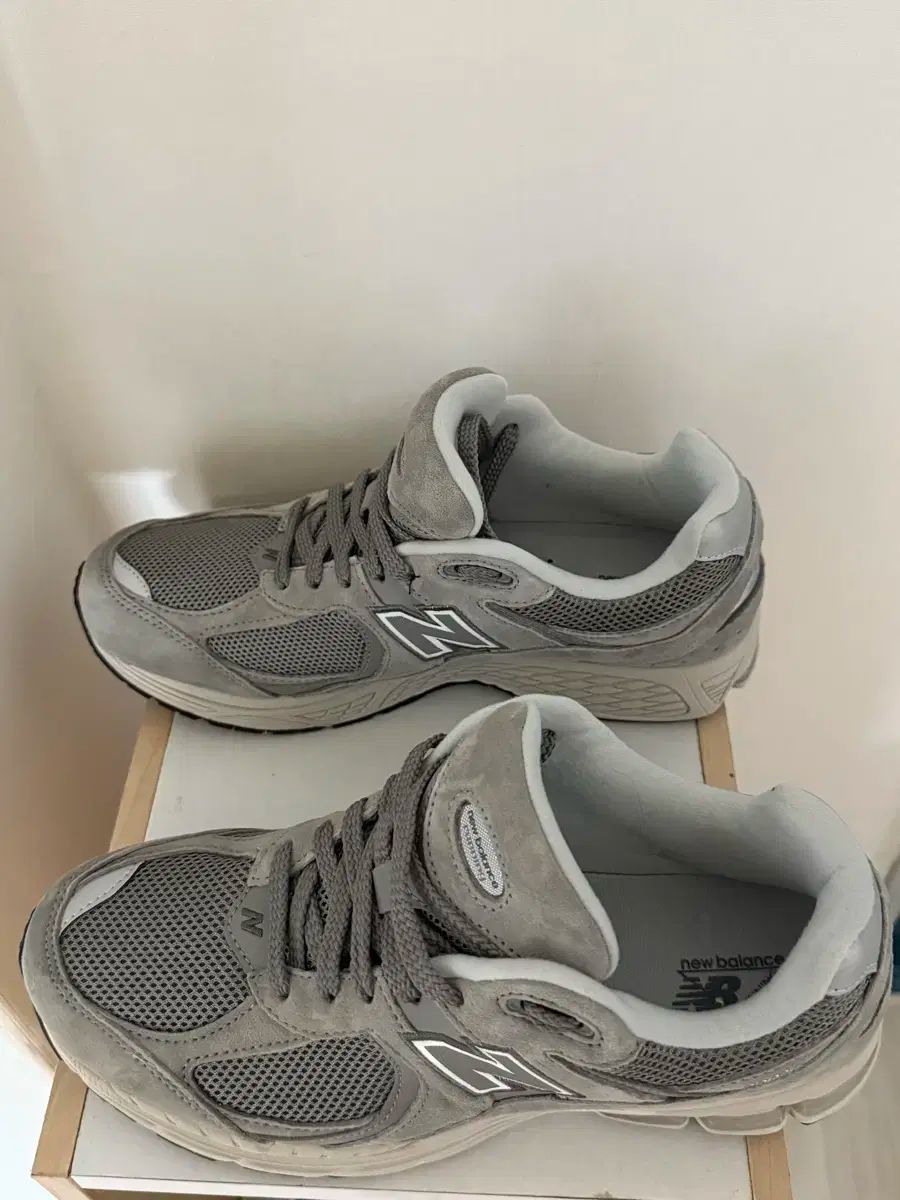 ニューバランス 2002 グレー スニーカー